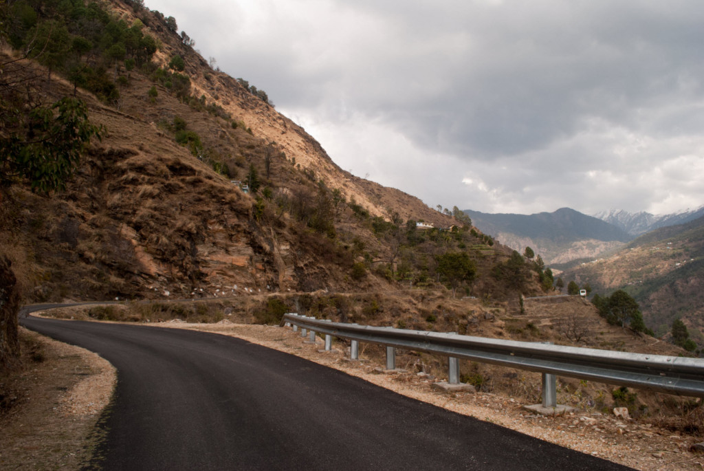 Roads leading the way to Chopta from Ukimath