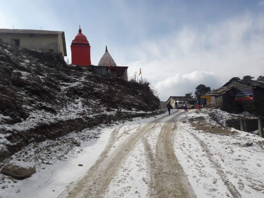 Temple and restaurants near the Jalori top