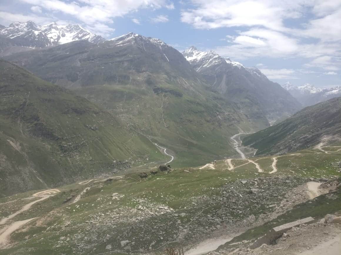 The views to calm the soul. The drive up to Rohtang-La might be hectic due to the touristy activities, but you shall be rewarded for the toil on the other side of the pass.