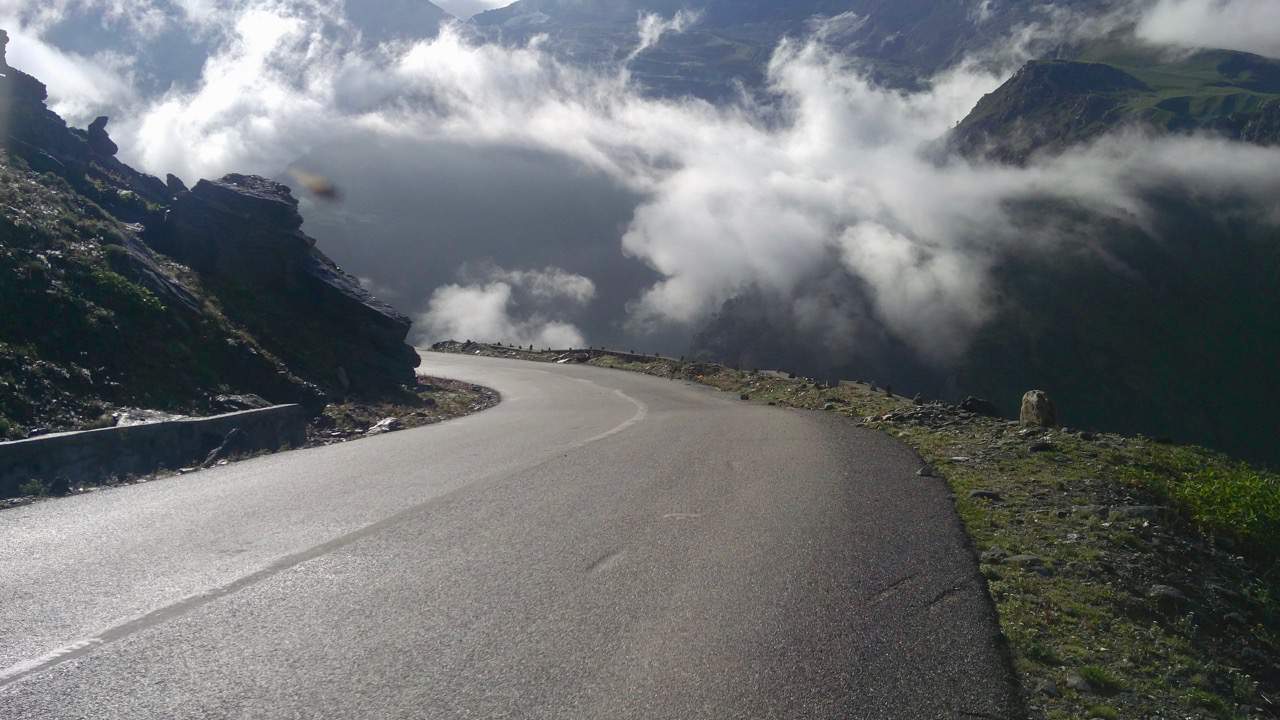 Cycling on the roads of Manali to Leh