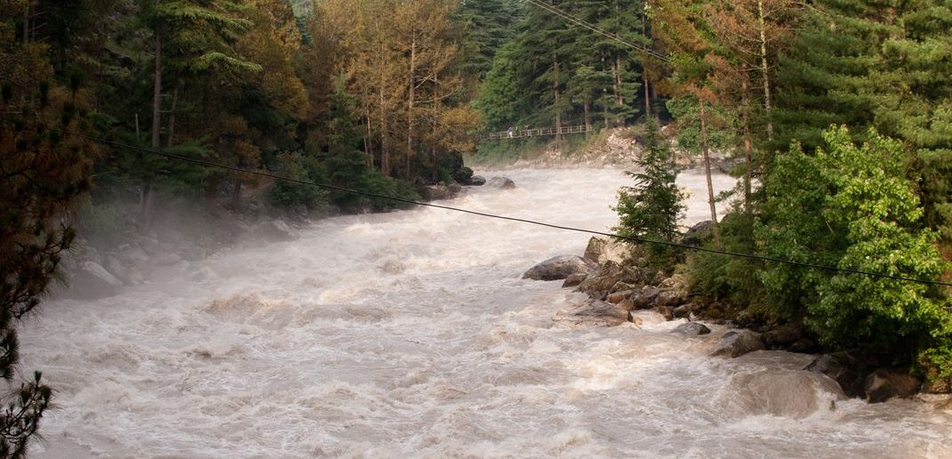 The mighty flow of Parvati River in Parvati Valley