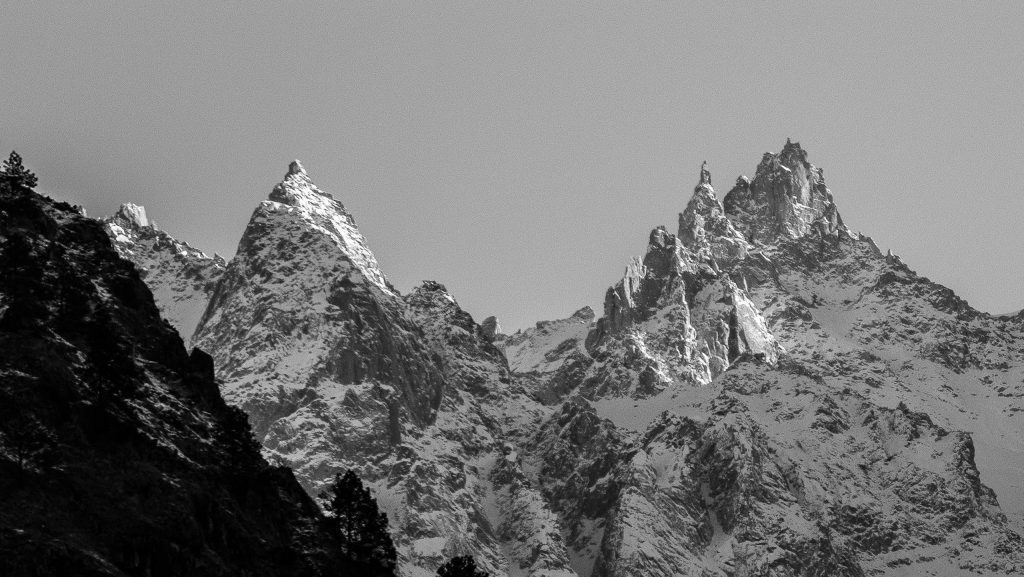 The might Himalayas as seen in Parvati Valley