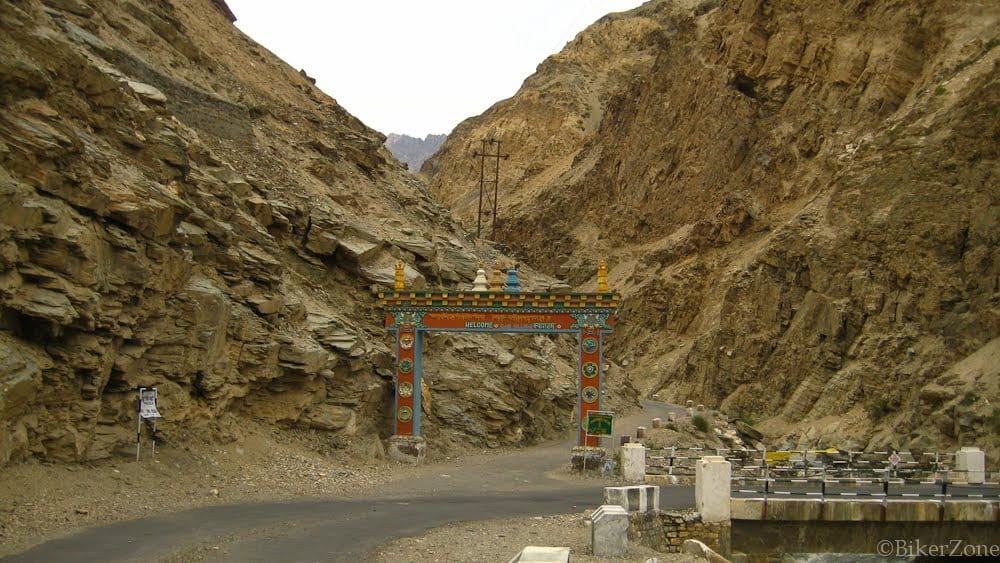 The road to Giu village coming from Tabo - Kaza