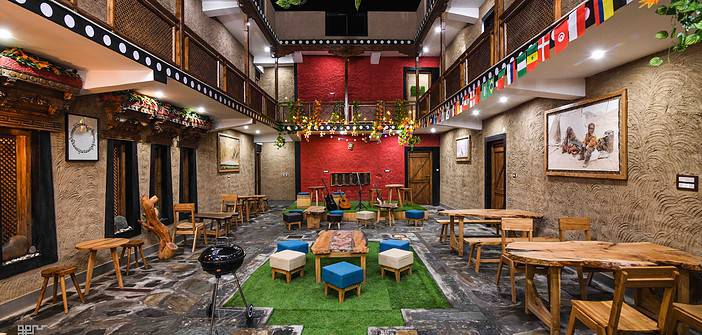 Open Area with Live Music - The Courtyard Hostel in Leh - Bunks & Beds